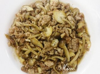 step2: 將絞肉入鍋炒（平底鍋可不加油），炒至油脂出來放入蒜末炒香，再依序放入備用的菇類、醬油、白糖，炒出醬油香氣後加一杯水，蓋鍋蓋煮5分鐘即可起鍋