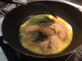 step4: 將牛油及砂糖倒進鑊中