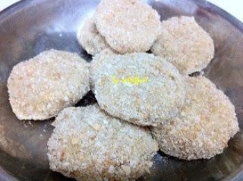 step3: 雪完後, 雙手帶點濕或搽小小油上手上, 再取一小球搓圓粘上麵包糠壓扁成小於 1 cm 高度備用.