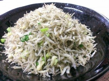 step2: 起過前再加一點蔥末~炒過的吻仔魚吃起來更鮮甜沒有腥味~是家中必備的存糧~通常我都把他用來做各做料理~比如說炒飯~煮粥~捏飯糰~炒菜~煎蛋~~用途非常廣泛~攝取鈣質的最佳來源~