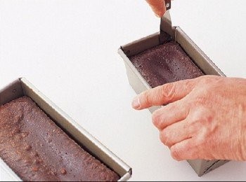 step11: 將抹刀插入模具和蛋糕之間，沿著周圍劃一圈之後，將蛋糕倒扣取出。