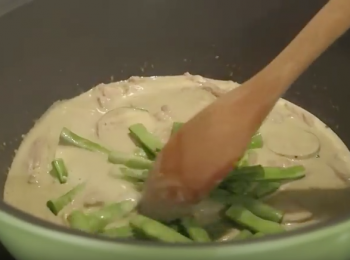 step6: 加入茄子和青豆炒勻，再倒入水、魚露和糖，滾起加蓋轉小火焗10分鐘。