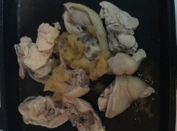 step2: 再起一鍋平底鍋加入蘋果鳳梨果醬及雞肉半炒~如果太乾就加入雞高湯