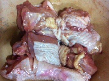 step1: 把雞腿洗淨剁塊，瀝乾水分。
加入所有材料【天婦羅炸粉除外】，醃製半小時。