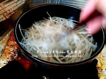 step1: 銀芽放入煲內 , 加水用中火拌勻灼30秒後盛起 , 用水沖一沖洗及瀝乾