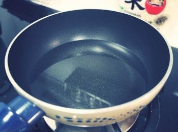 step3: 熱一下油~~ 油量大概是豆腐的1半即可:)