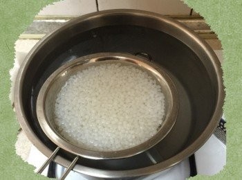 step1: 蒟蒻春雨川燙1分鐘後，沖冷水瀝乾。