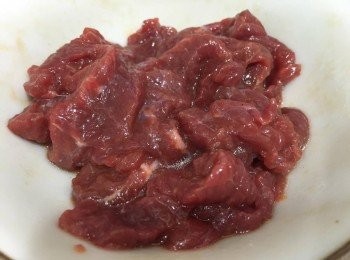 step1: 先將牛肉洗凈, 然後用少許生抽、雞粉、糖、胡椒粉、生粉、紹酒、油、水攪勻醃約10分鐘左右