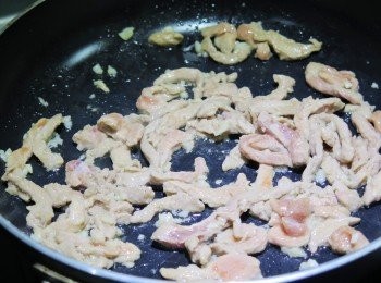 step3: 3.炒菜鍋加入酌量食用油加熱，
然後將步驟1醃漬入味的豬肉絲和蒜末一起下鍋拌炒至5~6熟