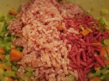 step4: 加入免治豬肉及免治牛肉拌炒，盡量炒開以免結塊。