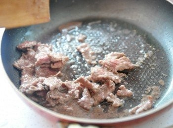 step1: 先將牛肉片簡單的用香蒜粒+鹽巴稍微炒熟起鍋(肉片亦可以使用新鮮蝦仁)