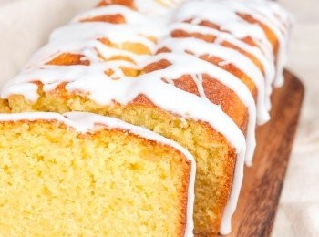 step7: 將糖霜淋在完全待涼的蛋糕上，再待約30分鐘讓糖霜凝固即成！（如蛋糕沒完全待涼便下糖霜，糖霜便會很快溶化的）