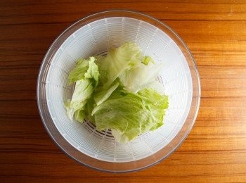 step2: 將生菜與九層塔洗淨後，放入『OXO 蔬菜脫水器』將多餘的水份甩掉。