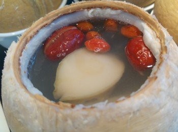 step6: 將椰水煮滾倒入椰盅內。