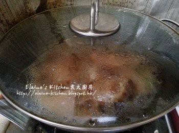 step5: 再加入水及調味料拌勻用中火煮滾後轉慢火炆1小時