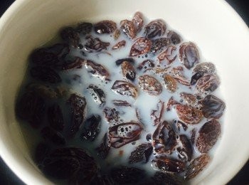 step1: 提子乾用牛奶浸泡約半小時至發漲及略呈軟身。牛奶份量足夠蓋過提子乾即可。