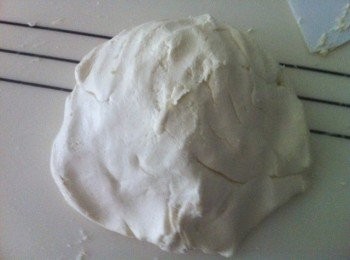 step1: 將糯米粉加入熟澄面、水、糖一起搓勻，再加入牛油，豬油一起拌勻成皮。