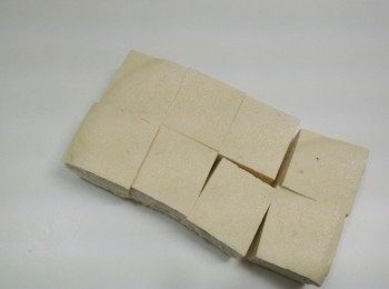 step2: 將去除完水份的豆腐切成適當的大小