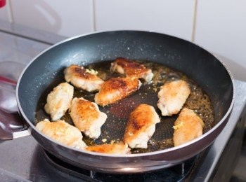 step7: 把醬汁煮至滾起後下<a href="https://bit.ly/3zHU5V3" target="_blank" data-keyword="雞翼" class="guide-link"><strong>雞翼</strong></a> <span style="display:inline-block;vertical-align:middle;margin-top:-3px;color:initial;border-radius:3px;padding:2px 3px;font-size:12px;line-height:14px;background:#87d300;color:#fff;">即買</span> 和檸檬皮屑（可預留一點檸檬皮屑作裝飾用），讓<a href="https://bit.ly/3zHU5V3" target="_blank" data-keyword="雞翼" class="guide-link"><strong>雞翼</strong></a> <span style="display:inline-block;vertical-align:middle;margin-top:-3px;color:initial;border-radius:3px;padding:2px 3px;font-size:12px;line-height:14px;background:#87d300;color:#fff;">即買</span> 都沾上醬汁，多煮約 2 分鐘即成。