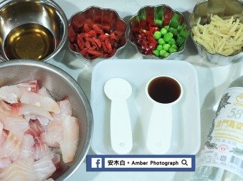 step1: 準備<span class="group_1">食材</span>。薑，洗淨去皮切成絲。紅辣椒，依個人對辣的接受程度，取適量切片。构杞，在流動的水中沖洗乾淨。鯛魚，切成片狀。