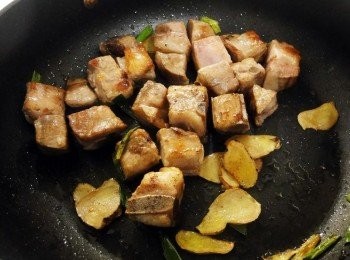 step3: 加入2湯匙蒜蓉、2湯匙醬油、1湯匙醬油膏、一點點白糖，再加水至排骨三分之二處。