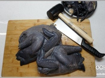 step4: 2.接著將雞用剁刀一分為二。(手勁不夠者可以準備圖中這種橡皮槌子來當輔助工具，小北、特力屋都有賣)