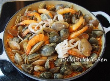 step6: 放入海鮮，再煮 5 - 7 分鐘，關火焗 10 分鐘