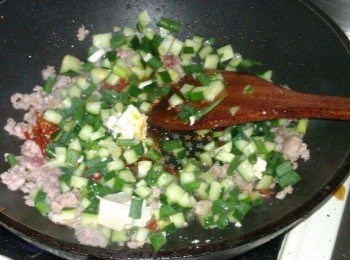 step6: 接著放入2大匙朝天辣椒醬及灑上四川花椒粉及蔥花拌炒均勻