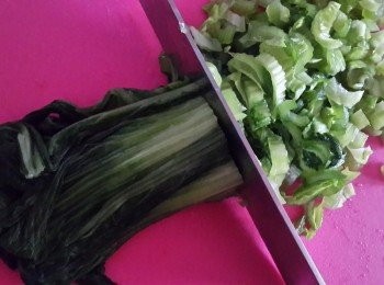 step1: 首先要把雪菜先洗乾淨,浸泡一下才不會有苦味 瀝乾切細