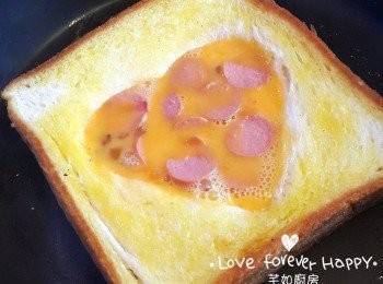 step7: 加入腸仔片煎至方包底部金黃及蛋液至喜歡的熟度