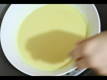 step1: 混合所有<span class="group_1">奶黃餡</span>材料（咸蛋黃除外），攪拌至無粉粒，以中火蒸10-12分鐘至全熟。