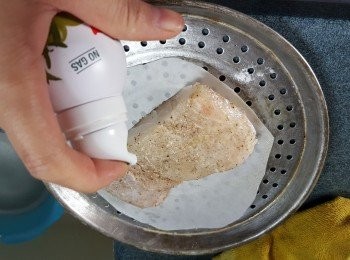 step4: 將魚柳放上牛油紙上(用牛油紙防痴底),噴上油或用油掃印上油