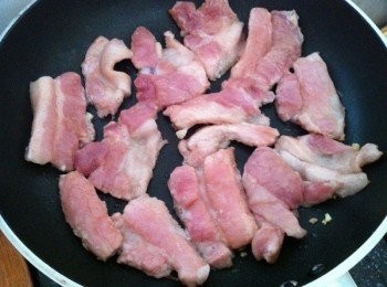 step2: 1小匙油，用中火加熱，放入蒜蓉及薑蓉炒香，加入肉片煎至兩面呈金黃色。