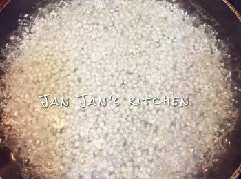 step4: 煮南瓜的同時另一邊開一煲水將西米煮至透明，白色代表未熟。