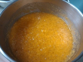 step3: 芒果肉用食物處理器打成汁後與步驟⑵混合，再加入已隔水的西米拌勻，然後倒入器皿內冷藏半小時待表面凝固。