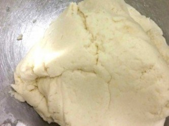 step1: 所有粉狀混合加溶牛油,攪混 ,加蛋加牛奶加鹽,搓粉團差不多完成,將全部芝士倒入麵團搓到光滑。