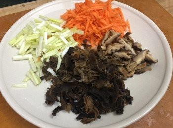 step3: 甘筍去皮刨絲
冬菇、木耳榨乾水後切絲
韭黃洗淨後切小段