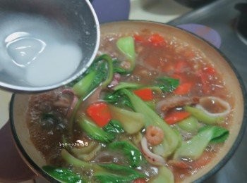 step4: 加入蠔油少許糖。一碗水煮滾　加入青江菜　煮滾後勾芡