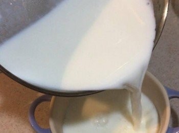 step5: 將碗中薑汁攪勻隨即倒撞入牛奶, 加蓋等約10分鐘