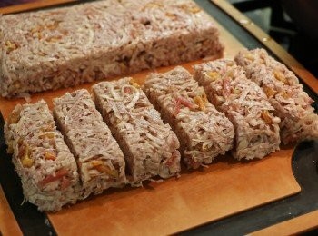 step8: 蒸好後取出放涼，倒扣出來並切成喜歡的塊狀。（ 剛蒸好的芋絲如馬上切會很易散開，需稍放涼一會才比較好切。）