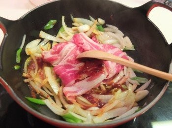 step5: 加入肥牛炒到7成熟後夾起備用
