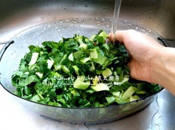 step3: 期間將小棠菜加少許鹽洗淨 , 用水浸過面靜待10分鐘後切碎 , 再沖洗及瀝乾水份