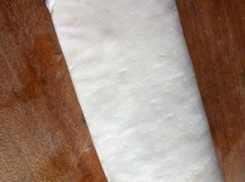 step2: 倒入一匙藍莓果醬，然後對折一半，以叉壓扁角口【封閉角口】。在酥皮表面畫上幾刀。