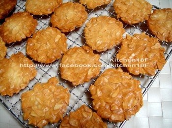 step9: 【放涼】一出爐，馬上移到網架放涼，我會順便加台電風扇吹涼，盡量縮短它待在空氣中的時間，才不會又吸附太多水氣，還沒等到放涼就回軟了。