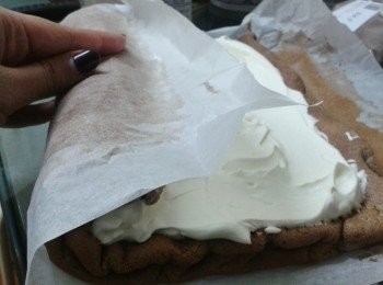 step8: 慢慢捲起，放入冰箱30分鐘，切件享用