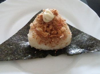 step3: 將紫菜分8份放在碟上, 飯團放上上面, 加上寿司飯粒粒調味料,再加上肉鬆和沙律醬即成。