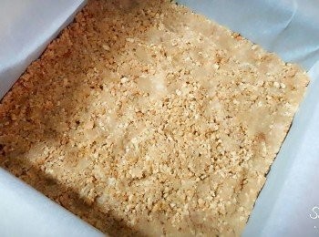 step7: 用杯底或湯匙把餅碎壓緊, 再放入已用200度預熱的烤箱中烤10分鐘, 再放涼備用