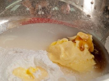 step4: 先做水皮，將中筋麵粉過篩混合所有材料搓成麵團，用保鮮紙蓋好粉團，待在室温30 分鐘讓麵團充份鬆弛備用