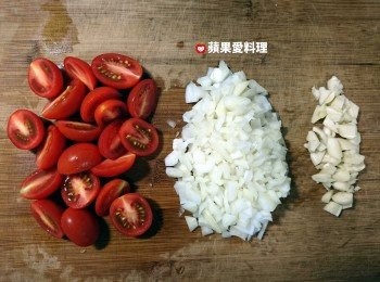 step1: 蒜頭切碎、洋葱切碎、小蕃茄（不去皮）剖半。