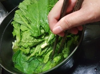 step5: 再加入菜葉煮多約2分鐘